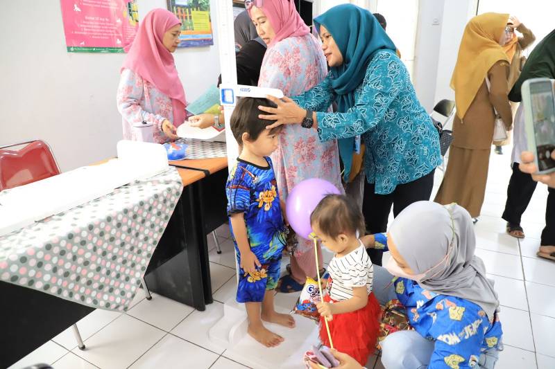 Angka Stunting Kota Tangerang Diklaim Lebih Rendah dari Target Nasional Petugas Dinas Kesehatan (Dinkes) Kota Tangerang tengah melakukan pengukuran tinggi badan terhadap salah satu anak di Kota Tangerang untuk melakukan pendataan guna mengecek stunting.