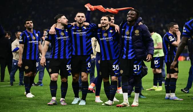 Atasi Barca 4-3, Inter Milan Melaju Ke Puncak Liga Champions Sekebrasi skuad Inter Milan usai menang dari Barca 4-3. Foto : Ist