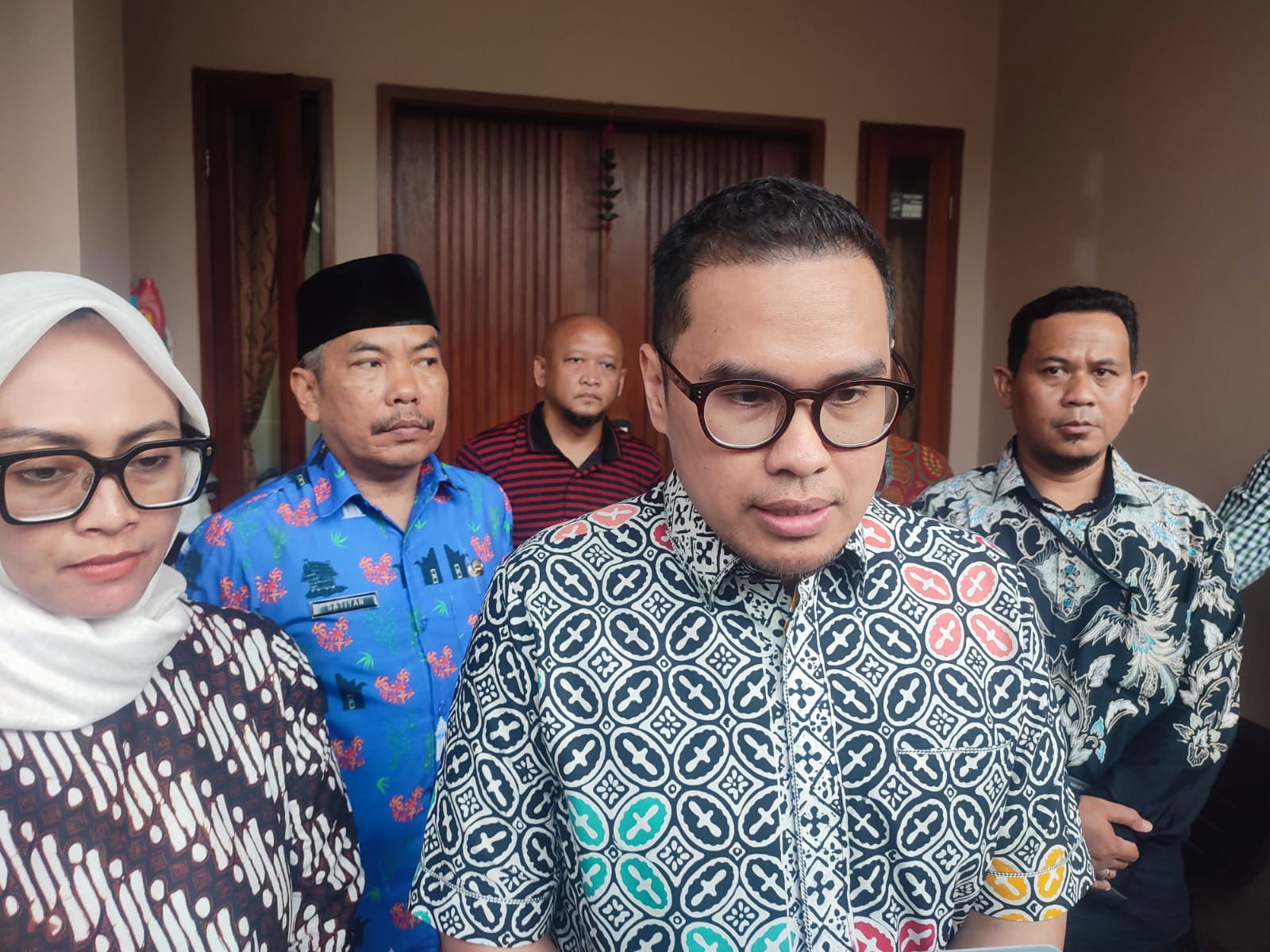 Wakil Wali Kota Tangerang Selatan (Tangsel), Pilar Saga Ichsan bersama dinas terkait, menyempatkan diri untuk berkunjung ke kediaman korban, Kamis (8/5). (tangselpod.id/rmn)