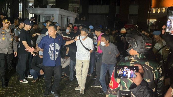 Berhasil Berantas Premanisme, Tingkat Kepercayaan Publik Ke Polisi Meningkat Polda Metro Jaya saat melakukan penangkapan preman di Jakarta Barat. Foto : Ist