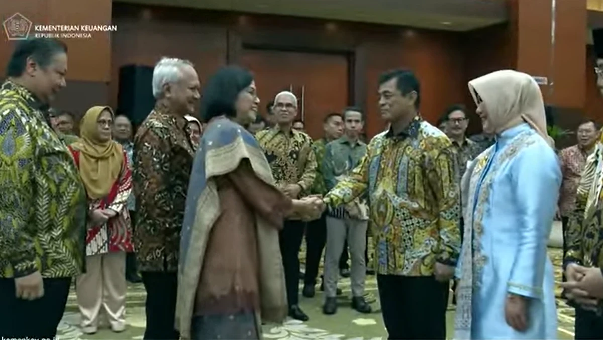 Bimo Wijayanto Jadi Dirjen Pajak, Djaka Budi Utama Dirjen Bea dan Cukai Menkeu Sri Mulyani mengucapkan selamat kepada Letjen TNI Djaka Budhi Utama usai pelantikan. Foto : Ist