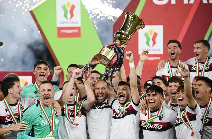 Bologna Gondol Piala Coppa Italia, Penantian Panjang Berbuah Manis Selebrasi skuad Bologna usai menjuarai Coppa Italia.. Foto : Ist