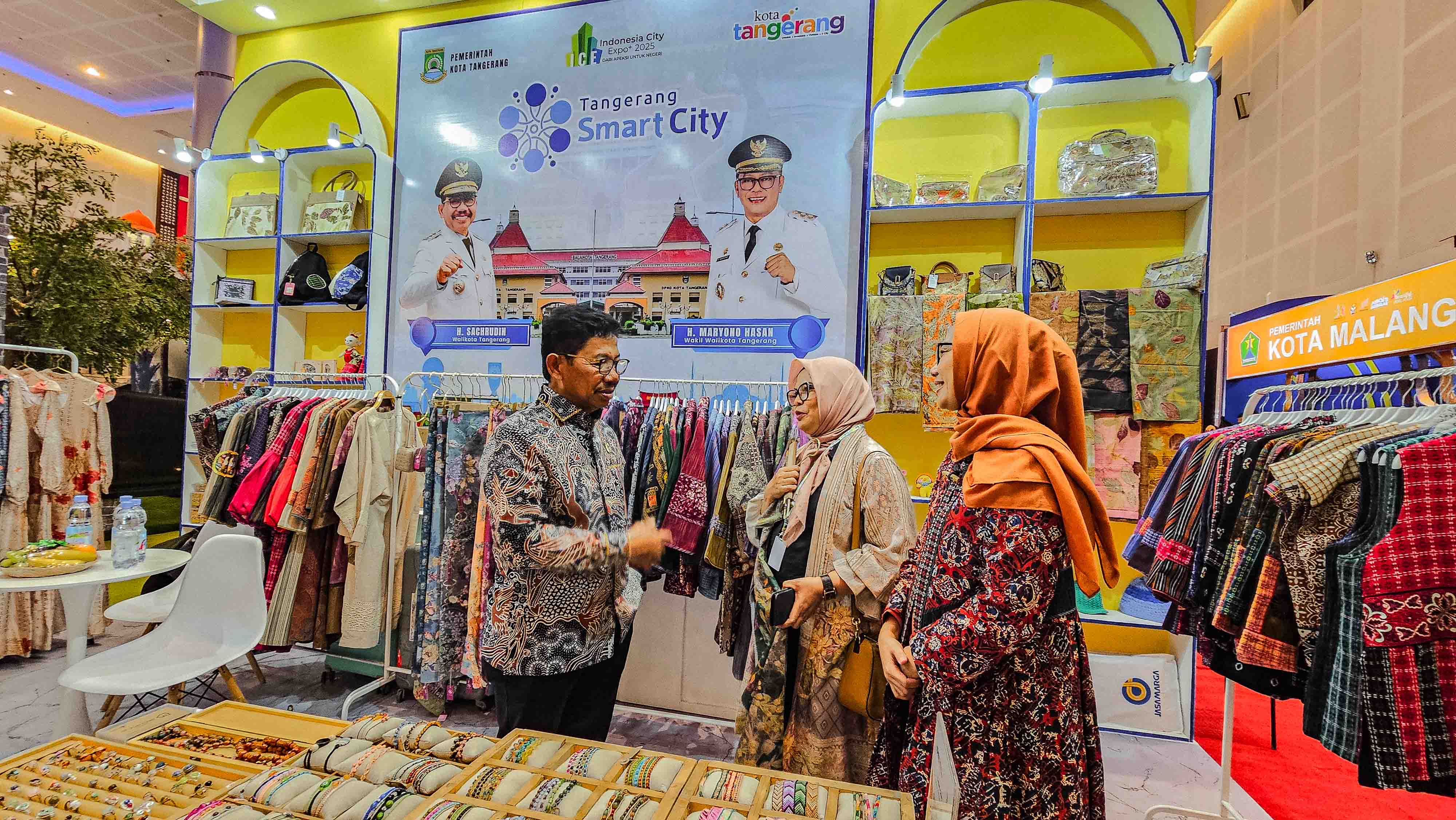 Wali Kota Tangerang Sachrudin saat melihat produk UMKM yang ditampilkan dalam ICE Munas APEKSI di Surabaya.