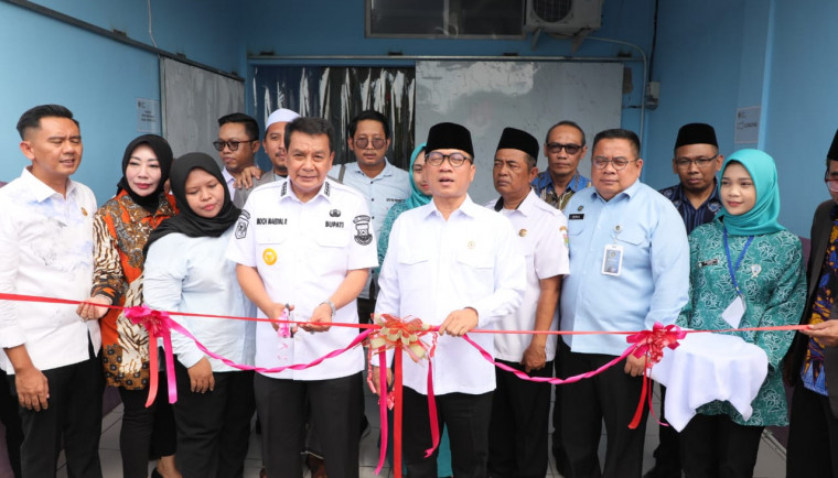 BumDes Panongan Jadi Percontohan Nasional Menteri Desa Pembangunan Daerah Tertinggal (PDT) Yandri Susanto, bersama Bupati Tangerang Moch Maesyal Rasyid tengah memotong pinta tanda peresmian Dapur Satuan Pelayanan Pemenuhan Gizi (SPPG), Rabu (14/5).