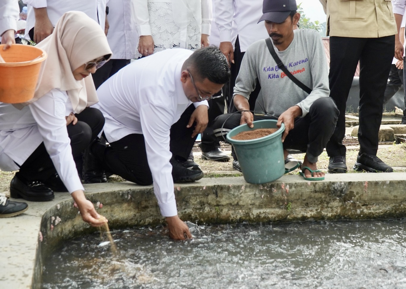 Bupati Dewi Ajak Masyarakat Gemar Makan Ikan Gubernur Banten Andra Soni bersama Bupati Pandeglang Raden Dewi Setiani didampingi jajarannya, sedang memberi makan ikan di kolam BBI Curugbarang, Kecamatan Cipeucang, Kabupaten Pandeglang, Rabu (21/5).