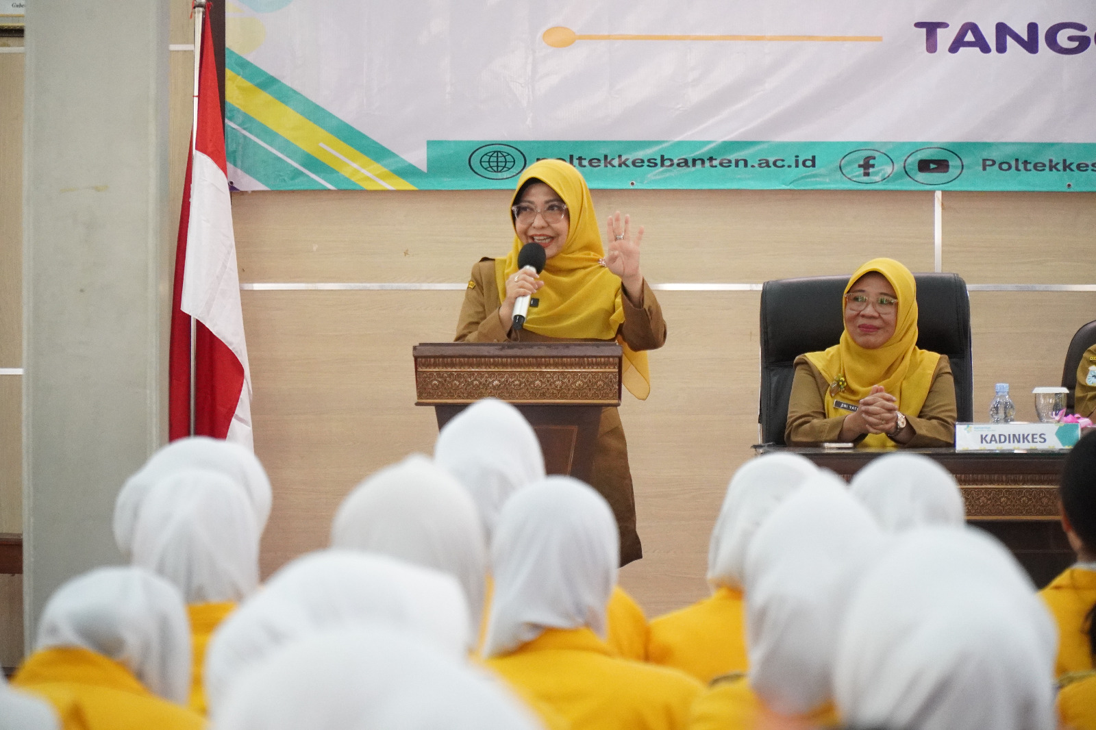 Bupati Dewi : Mahasiswa Harus Jadi Manusia Paripurna Bupati Pandeglang Raden Dewi Setiani sedang memberikan sambutan saat acara pelepasan peserta PKL Poltekkes Banten di Pendopo Pandeglang, Senin (19/5).