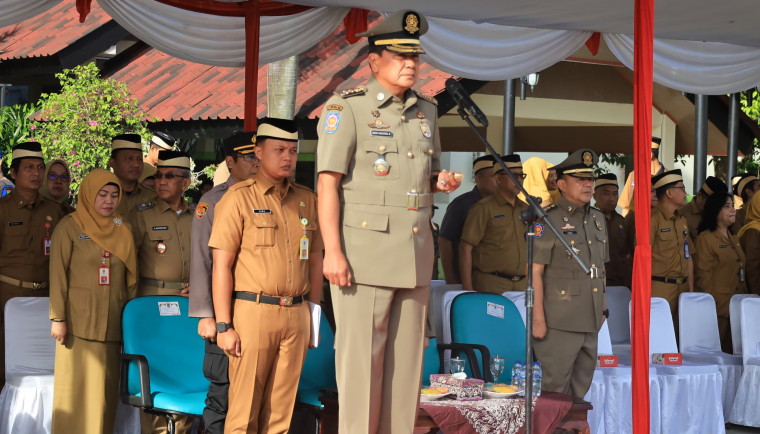 .Bupati Tangerang Moch. Maesyal Rasyid memimpin Apel Kesiapsiagaan Peringatan Hari Ulang Tahun (HUT) Ke-75 Satpol PP, Ke-63 Satlinmas dan ke-106 Pemadam Kebakaran Tingkat Kabupaten Tangerang Tahun 2025 di Lapangan Upacara Raden Aria Yudhanegara, Senin (19/5).