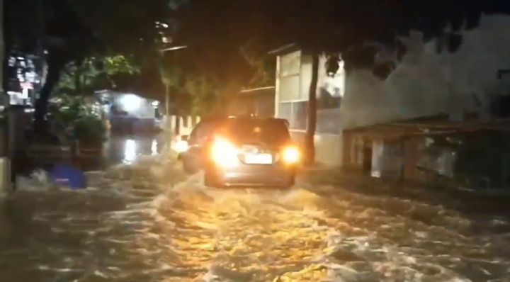 Diguyur Hujan Deras, Enam RT Di Jakarta Selatan Terendam Banjir Luapan Kali Mampang menggenai jalan. Foto : Ist : Ist