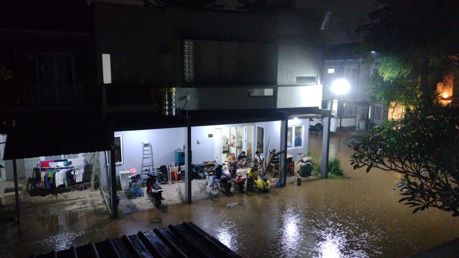 Diguyur Hujan Deras, Tanggul Air di Perumahan Setu Jebol Sejumlah titik terendam banjir. (Ist)