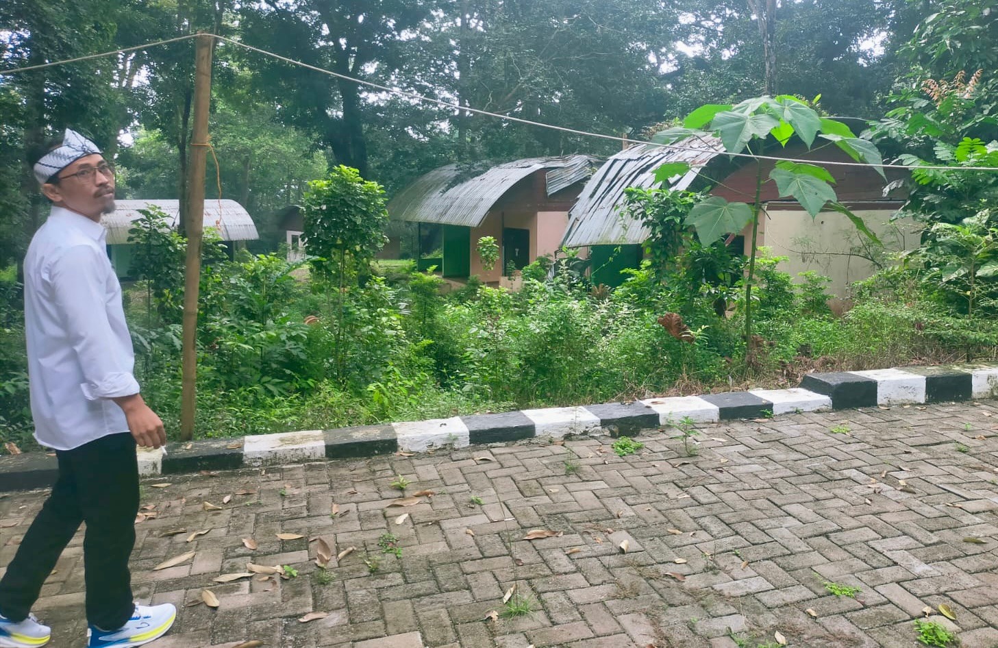 Dimulai Mei-Juni, Telan Anggaran Sekitar Rp 850 Juta RUSAK PARAH. Kondisi penginapan dan cottage di Tahura Banten, Kecamatan Carita, Kabupaten Pandeglang, memprihatinkan karena sudah mengalami rusak parah. Foto : Ist