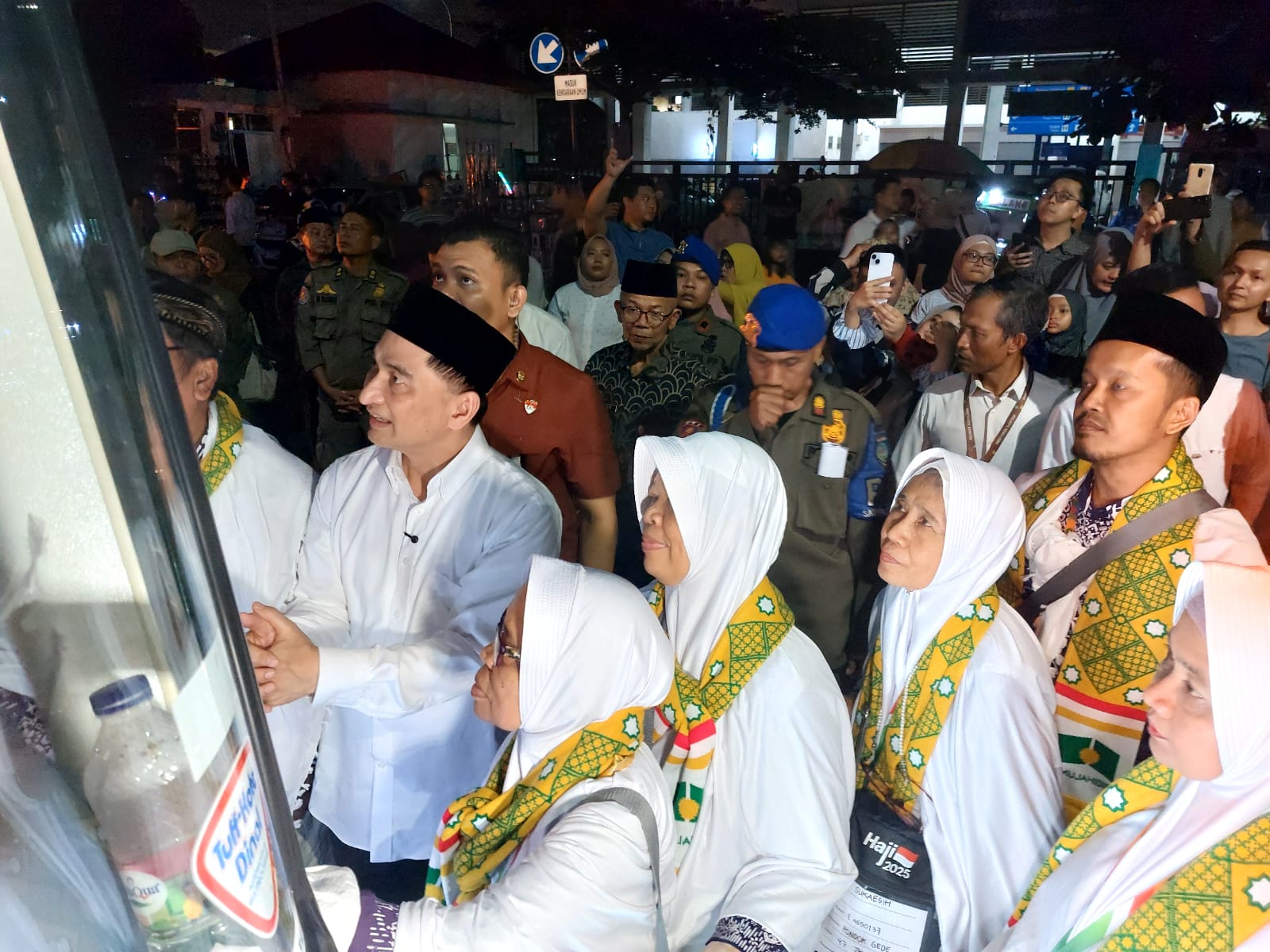Dimyati Lepas Keberangkatan 393 Jemaah Haji Asal Tangsel Wakil Gubernur Banten, Achman Dimyati Natakusumah saat mengantarkan jemaah haji menuju bus keberangkatan di Islamic Center Tangsel, Selasa (20/5/2025).(Istimewa)