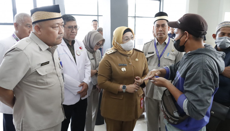 Direksi RSUD Balaraja Diminta Lebih Responsif dan Proaktif Wakil Bupati (Wabup) Tangerang, Intan Nurul Hikmah terlihat mengunjungi Rumah Sakit Umum Daerah (RSUD) Balaraja untuk menanggapi langsung keluhan masyarakat terkait antrean panjang di loket BPJS dan keterbatasan fasilitas di rumah sakit tersebut.