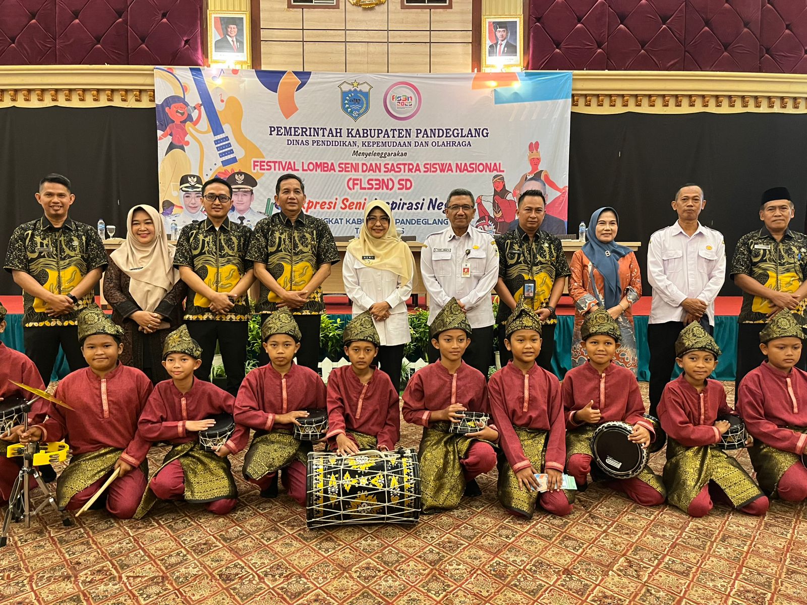 Bupati Pandeglang Raden Dewi Setiani didampingi jajarannya, bersama Disdikpora Pandeglang dan para siswa, sedang foto bersama, saat acara FLS3N di salah satu hotel mewah di Pandeglang, Rabu (14/5).