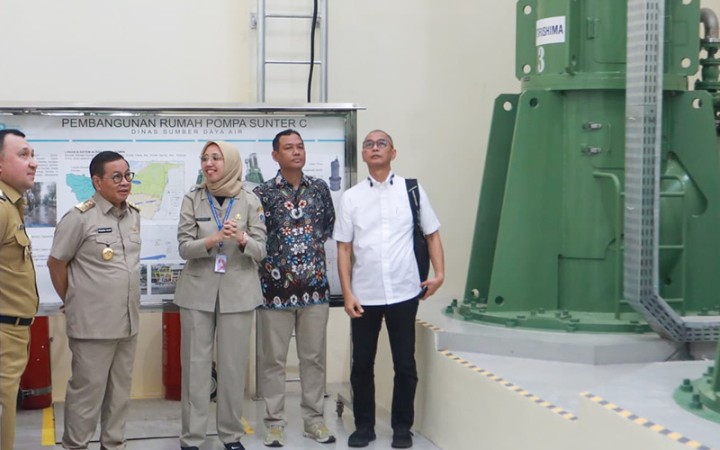 Gubernur Pramono saat meninjau rumah pompa di Sunter. Foto : Ist