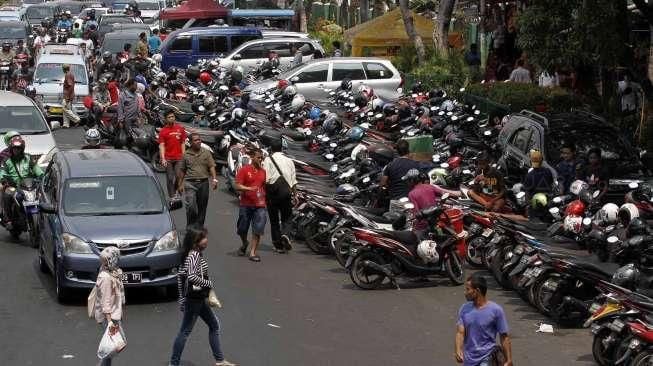 DKI Berpotensi Kantongi Retribusi Ratusan Miliar, Jika Serius Benahi Parkir Liar Salah satu parkir liar di Jakarta. Foto : Ist