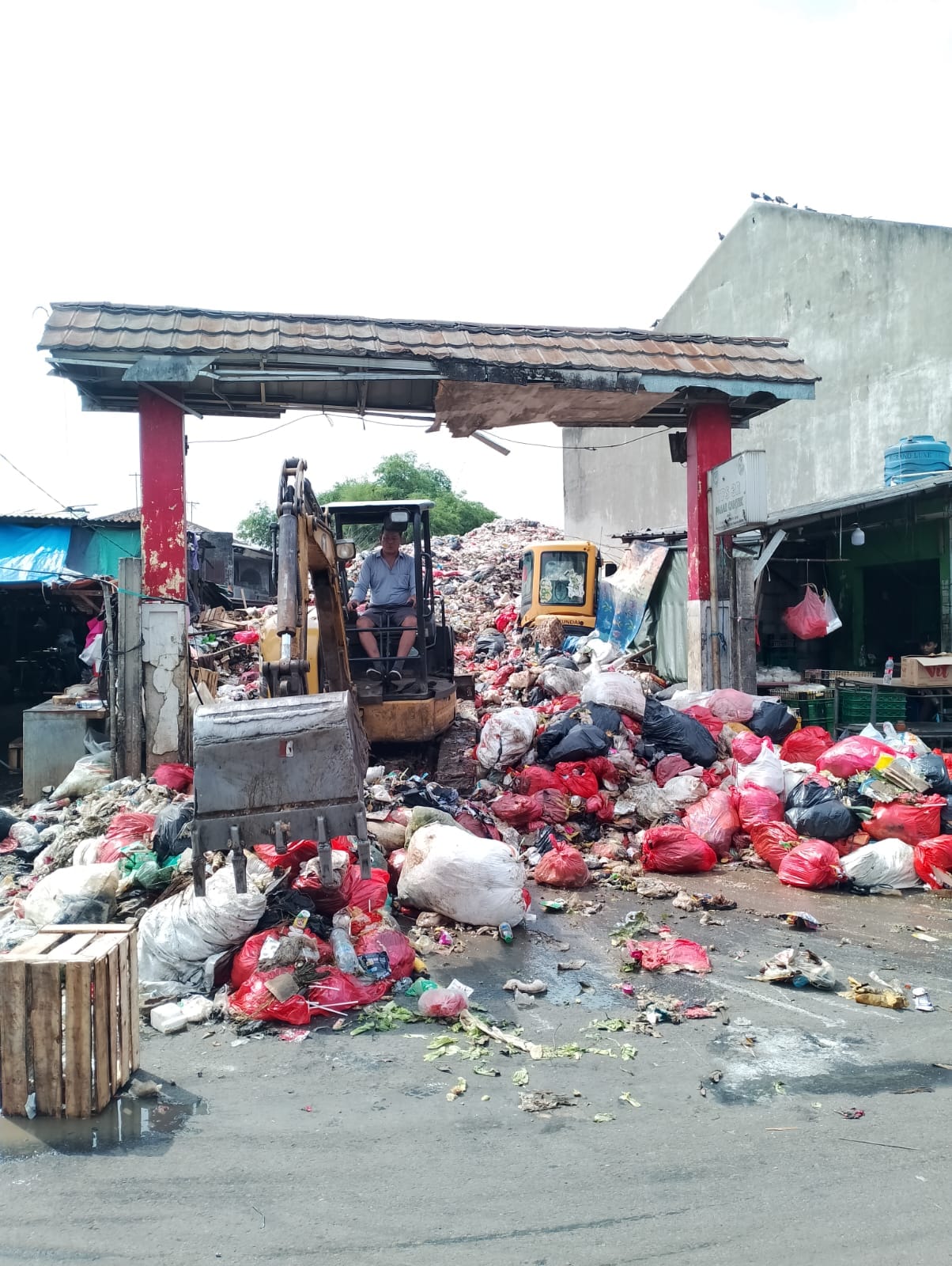 DLH Angkut Tumpukkan Sampah di Pasar Cantik Ciputat SAMPAH. Pengangkutan sampah di Pasar Cantik, Ciputat, Kamis (15/5). (Ist)