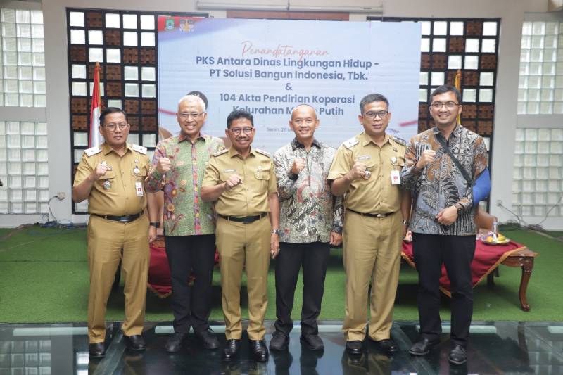 DLH Jalin Kerja Sama dengan PT SBI Wali Kota Tangerang, Sachrudin (ketiga dari kiri), berpose bersama usai menghadiri penandatanganan kerja sama antara Pemerintah Kota (Pemkot) Tangerang yang diwakili Dinas Lingkungan Hidup (DLH) dengan PT Solusi Bangun Indonesia (SBI) terkait pengelolaan sampah dengan teknologi Refuse Derived Fuel (RDF).