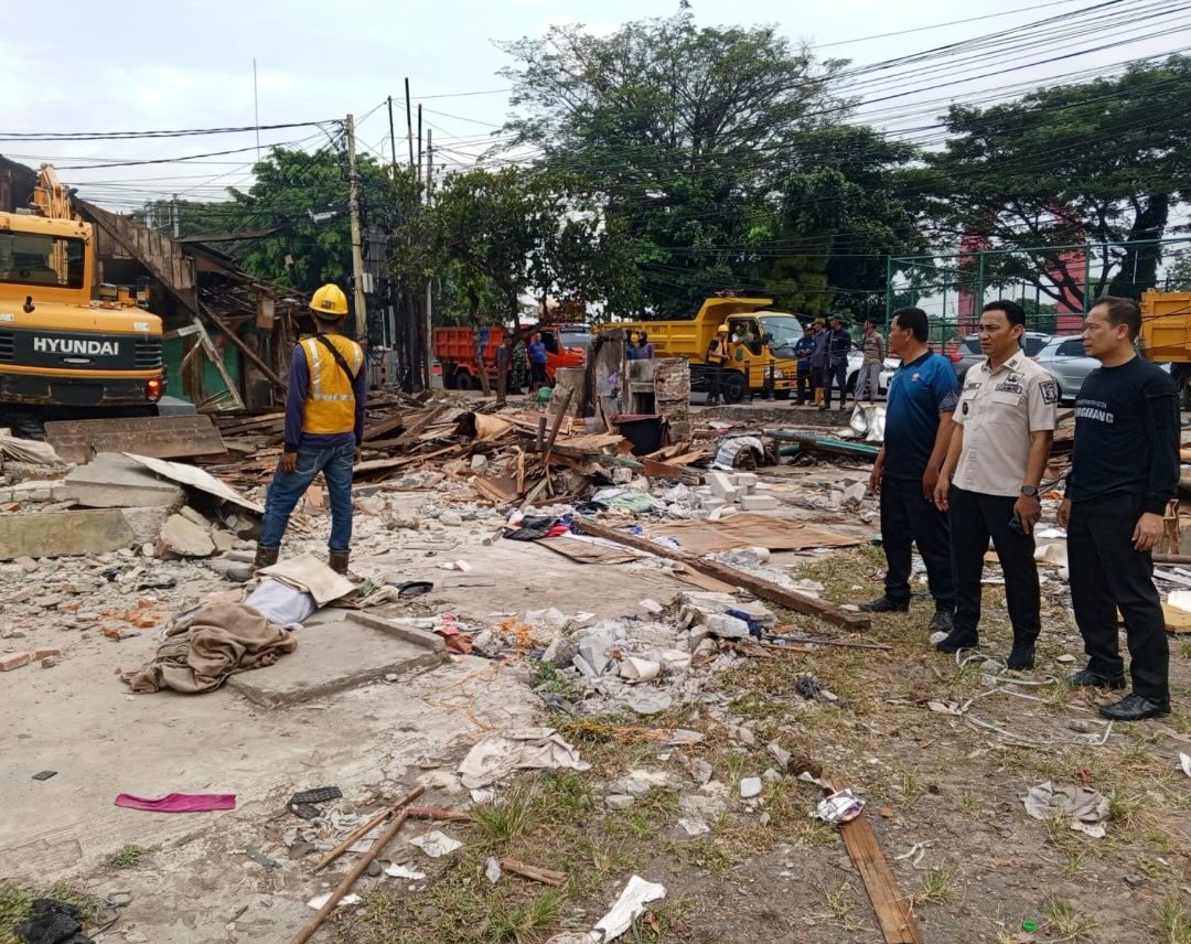 Camat Tangerang Yudi Pradana saat memantau pembongkaran bekas pasar pisang Babakan.