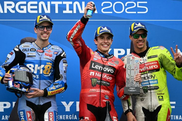 Gegara Marquez, Kini MotoGP Menerapkan Aturan Baru Dari kiri ke kanan, Alex Marquez (Gresini), Marc Marquez (Ducati Lenovo), dan Franco Morbidelli (Pertamina Enduro VR46) di podium MotoGP Argentina 2025 di Sirkuit Termas de Rio Hondo. Foto : Ist