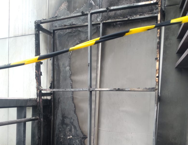 Gegara Puntung Rokok, Papan Reklame di Kawasan BXC Mall Terbakar Foto : Ist