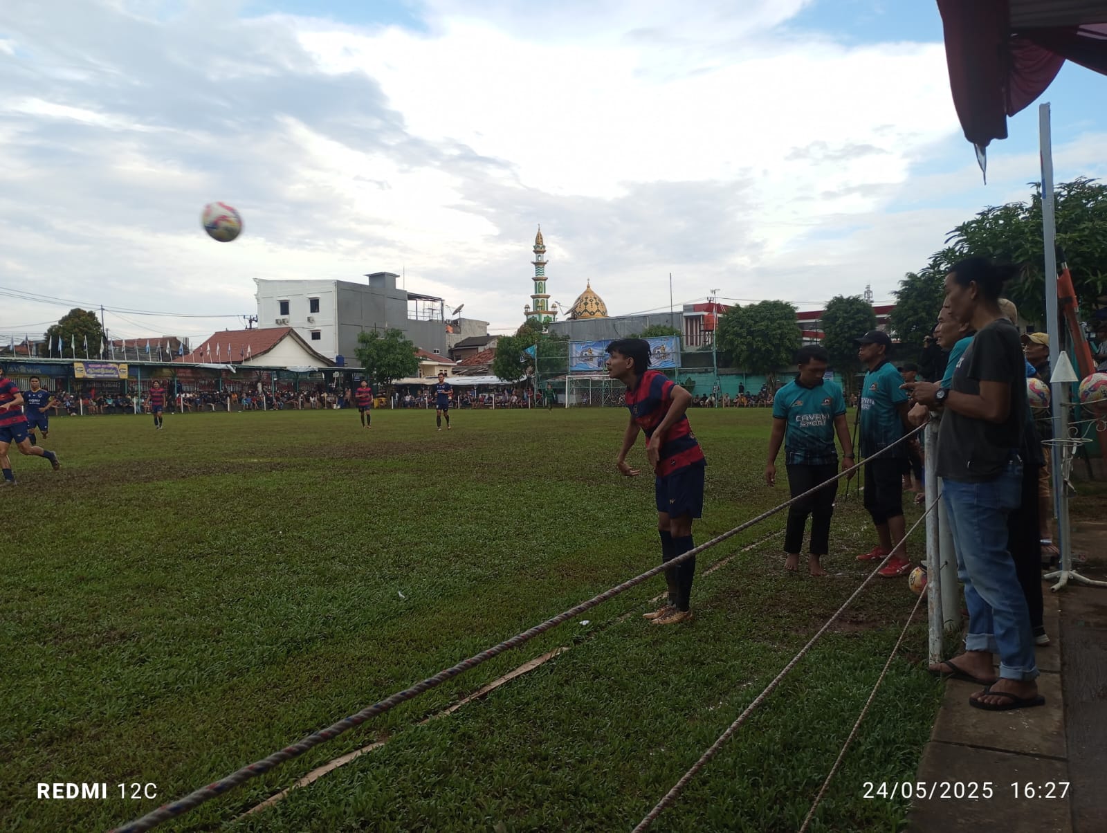 Bek kiri Hoky FC, Ibad melakukan lemparan ke dalam.(ist).