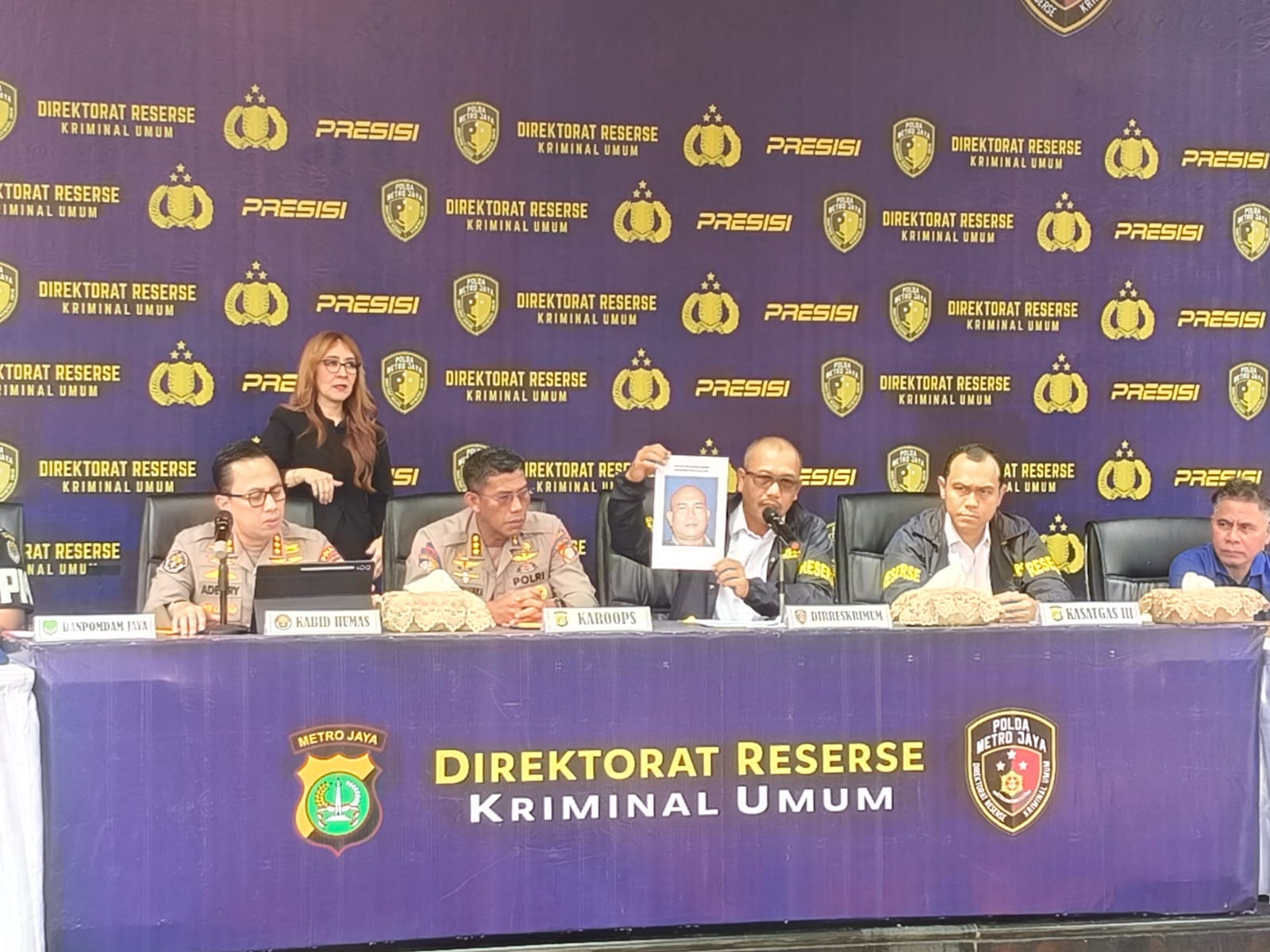Instruksikan Anak Buah Pertahankan Lahan Parkir RSU Tangsel Polisi memampang wajah Ketua Ormas di Tangsel yang jadi DPO buntut kasus kericuhan di RSU Tangsel, Senin (26/5).
