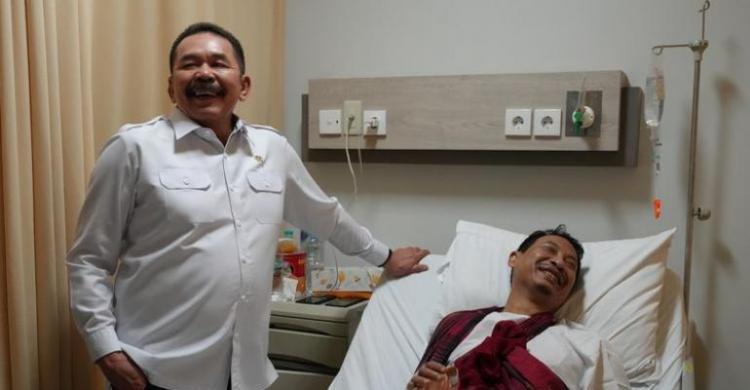 Jaksa Agung ST Burhanuddin menjenguk pegawai Kejaksaan Agung Dymar Sasongko Kurniadi. Foto : Ist