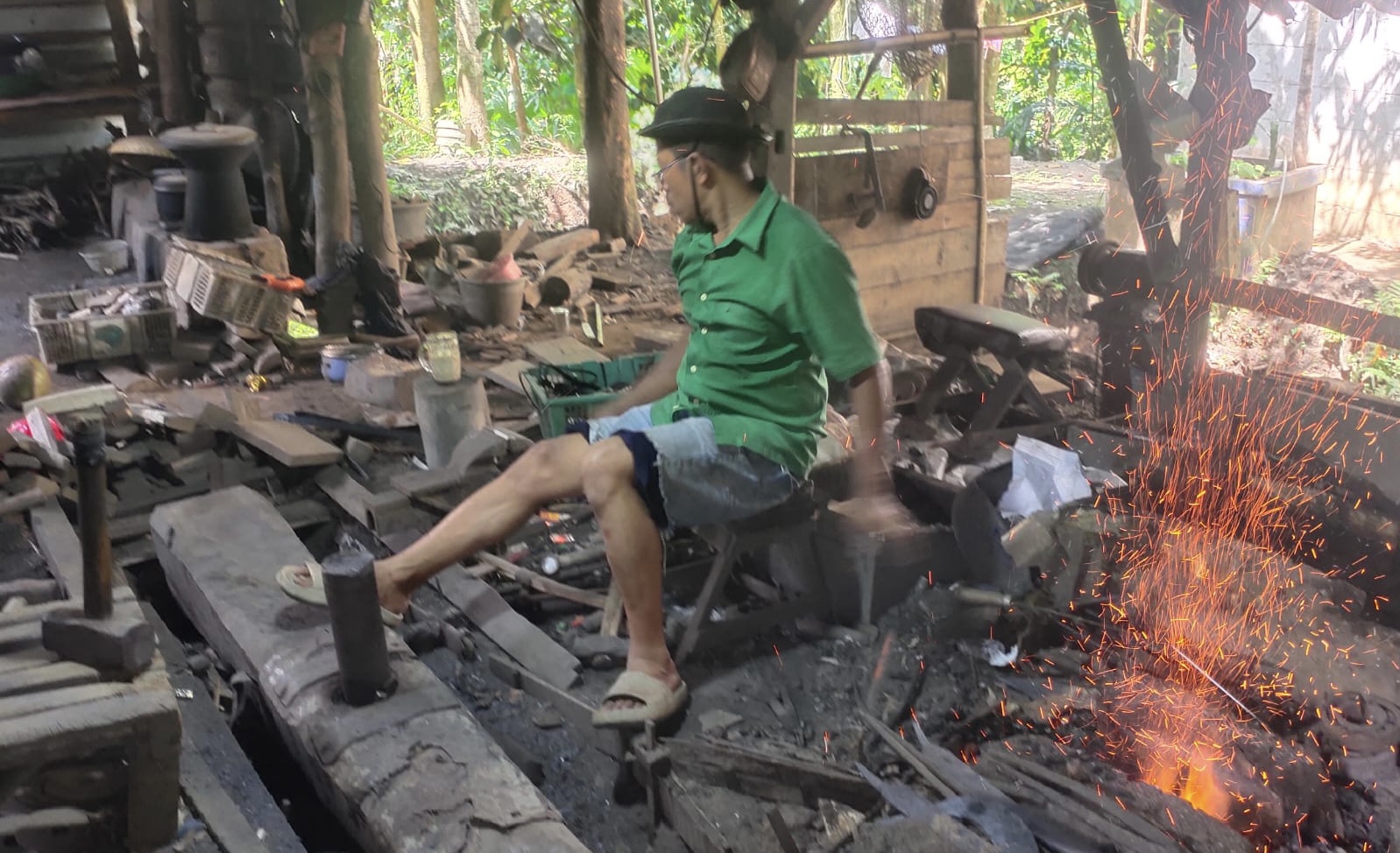 Jelang Iduladha, Peminat Golok Dan Pisau Melonjak Amrori sedang memproses pembuatan golok dan pisau di lokasi pande miliknya, yang terlekat di Kampung Pulo Kempis, Desa Selaraja, Kecamatan Warunggunung, Kabupaten Lebak, Kamis (22/5).