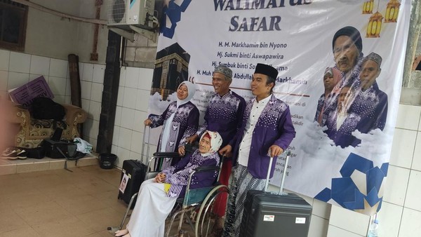 Jemaah Haji Tertua Mbah Sumbuk 109 Tahun Tiba di Tanah Suci Nenek Sumbuk 109 tahun (korsi roda) beserta rombongan. Foto : Ist