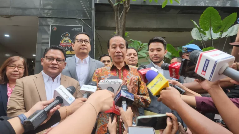 Jokowi Melawan Fitnah, Bukan Kriminalkan Akademisi Jokowi saat memberikan keterangan pers di Polda Metro Jaya. Foto : Ist