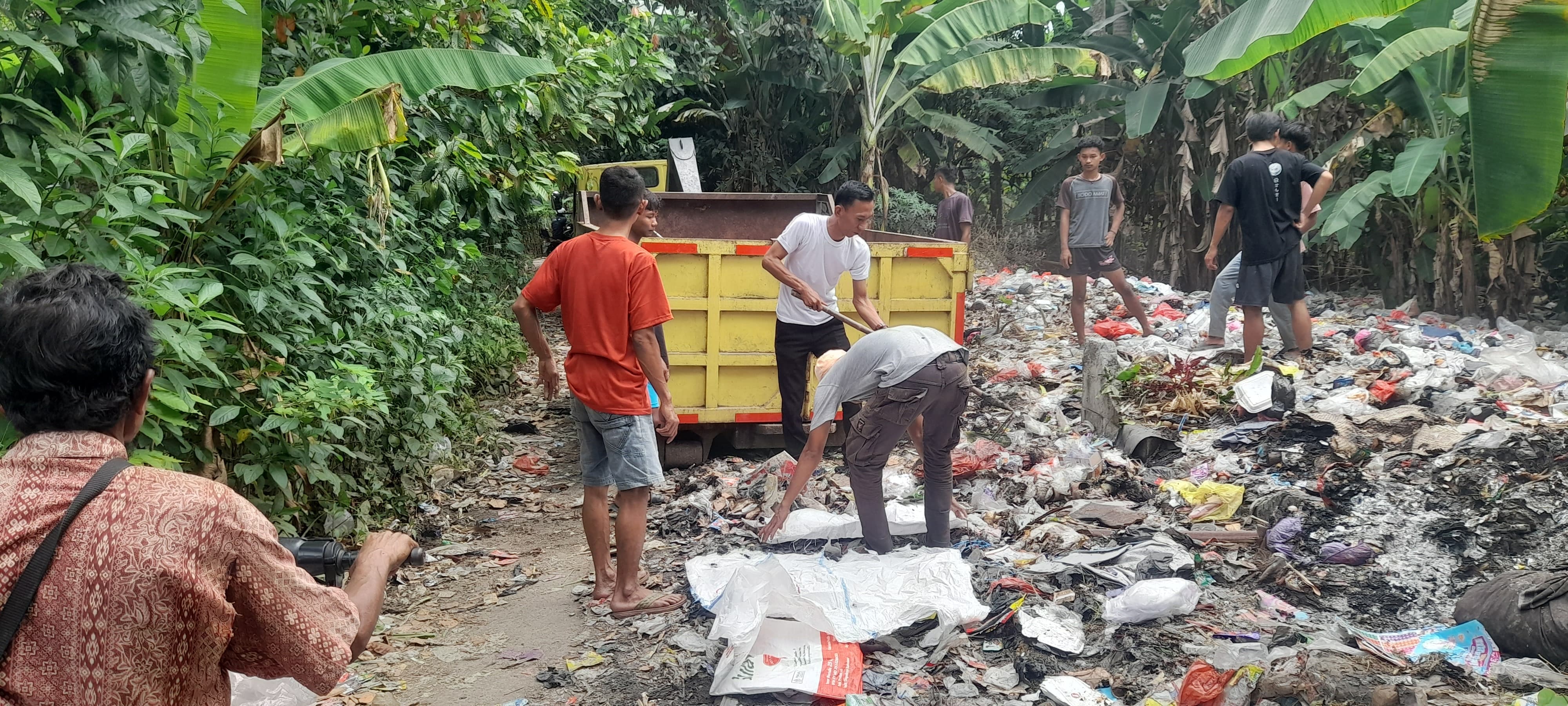 Kades Bojongcae Turun Tangan Bersihkan Tumpukan Sampah di Kampung Bojong Masjid Kades Bojongcae, Ahmad Rosadi (kaos putih) membersihkan sampah di Kampung Bojong Masjid, Rabu (14/5/2025).(Istimewa)