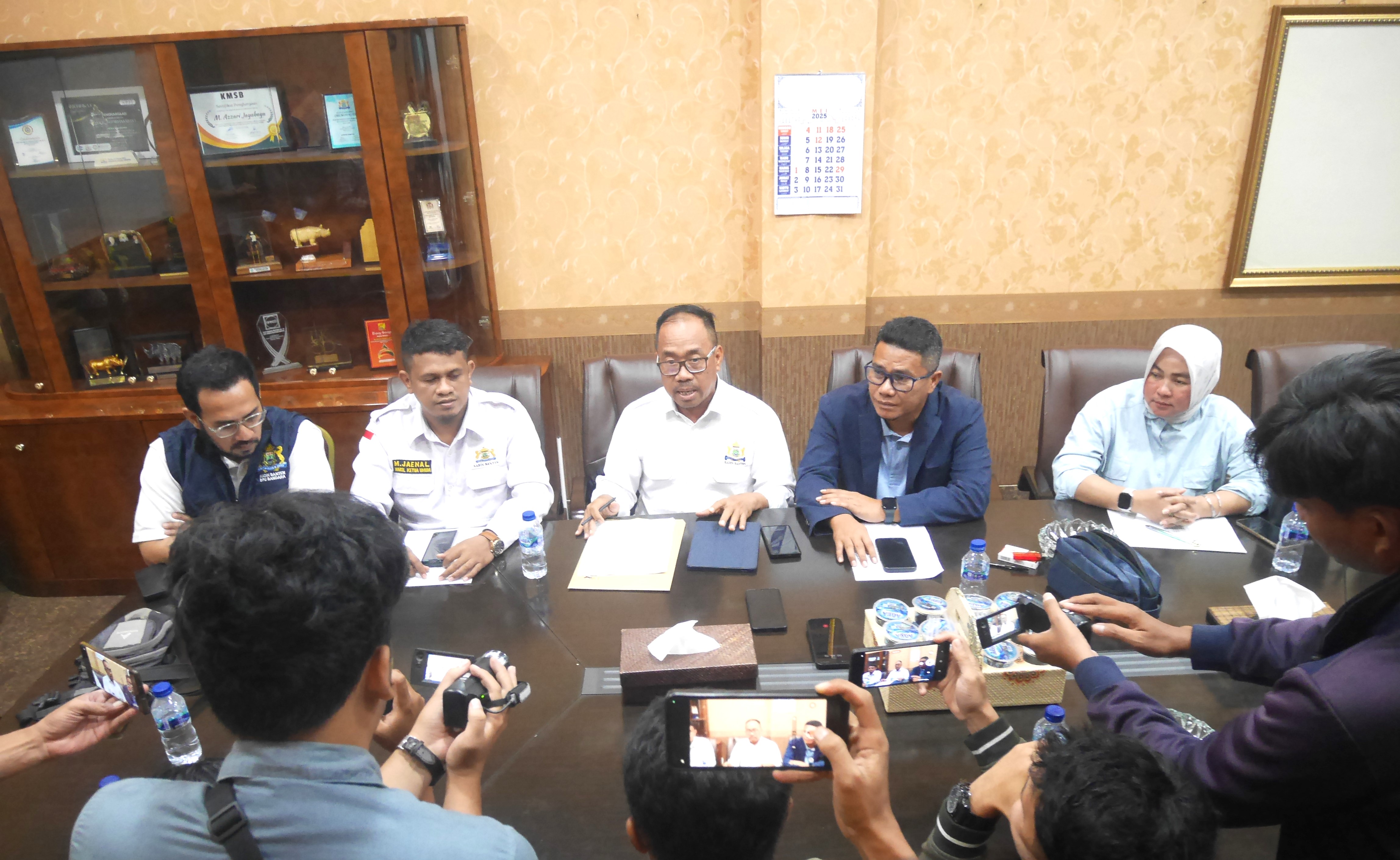 Kadin Banten Bantah Pembekuan Pengurus Kadin Cilegon Konferensi pers di Kantor Kadin Banten di Kota Serang, Kamis (15/5/2025) sore.(Ari Supriadi-tangselpos.id)