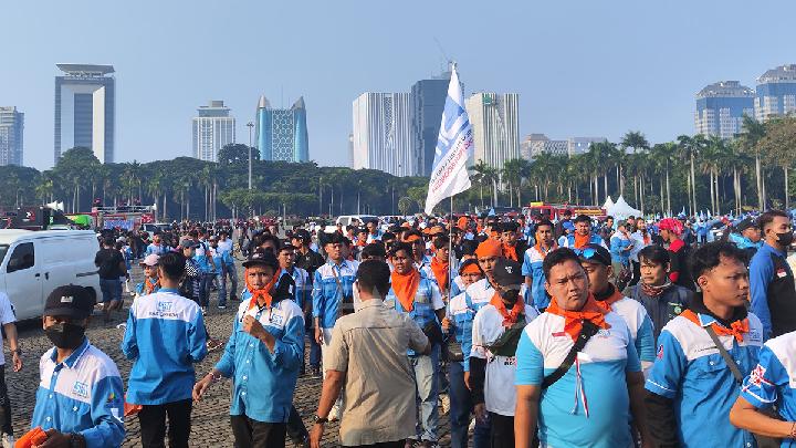 Kapolri Namanya Prabowo, Panglima TNI Subiyanto, Presiden-nya Prabowo Subianto Peringatan Hari Buruh 2025 di Monas. Foto : Ist