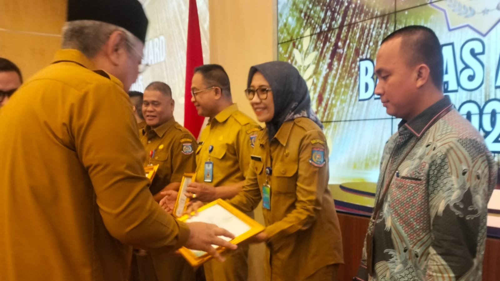 Kecamatan Serpong Utara Raih Penghargaan Baznas Award 2025 Penghargaan pengumpul zakat profesi tertinggi dari Badan Amil Zakat Nasional (BAZNAS) Kota Tangsel, bertempat di Puspemkot Tangsel,Selasa (6/5). (tangselpos.id/irm)