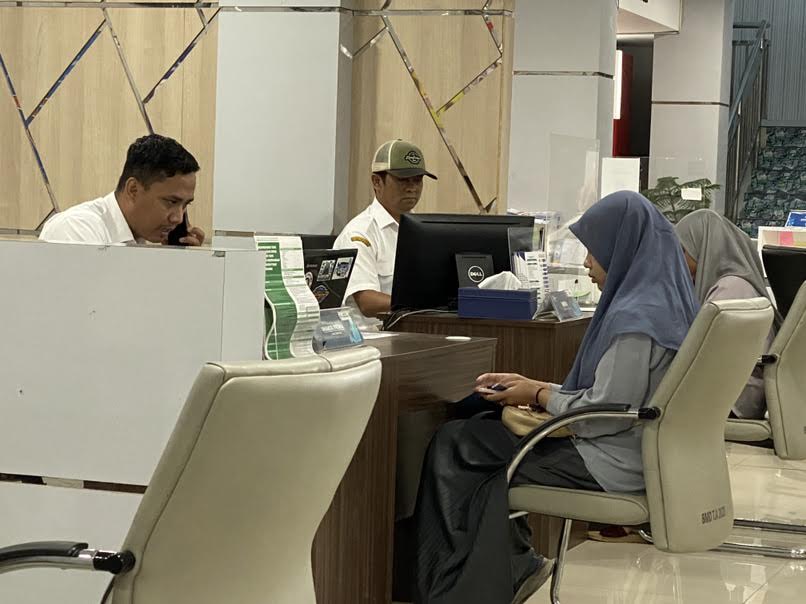 Kenyamanan Investor Di Pandeglang Masih Diganggu Oknum Sejumlah warga yang mengajukan NIB sedang dilayani pihak DPMPTSP Pandeglang di Mal Pelayanan Publik (MPP), beberapa waktu lalu.
