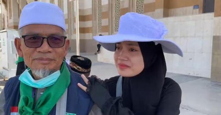 Kisah Inayatul Gantikan Orang Tua Naik Haji: Gembira Sekaligus Sedih Inayatul bersama ayahnya, Syafaruddin Pagising, menunaikan ibadah haji. Inayatul menggantikan ibunya yang wafat. Foto : Ist