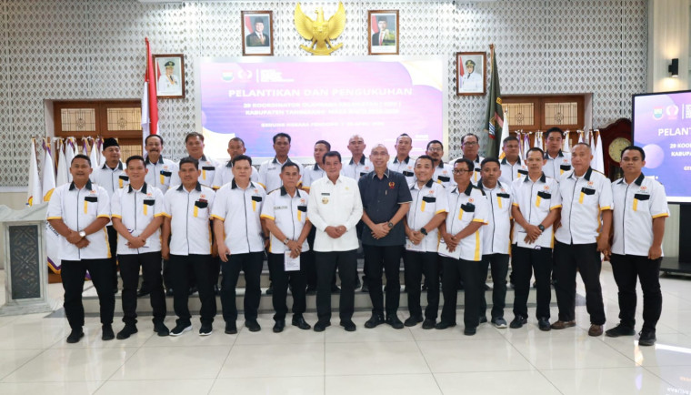 KOK Diminta Identifikasi Dan Bina Potensi Atlet Lokal Bupati Tangerang, Moch Maesyal Rasyid berfoto bersama usai melantik 29 Koordinator Olahraga Kecamatan (KOK) Komite Olahraga Nasional Indonesia (KONI) Kabupaten Tangerang Masa Bakti 2025-2029 di Pendopo Bupati Ki Samaun, Kota Tangerang pada Rabu (30/4).