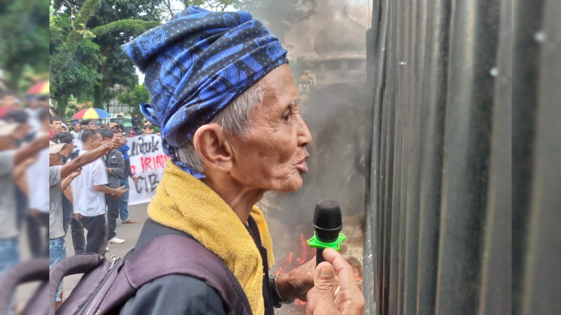 Konflik Agraria Tidak Pernah Selesai, Ratusan Petani Geruduk DPRD Pandeglang Abah Rais (82) menyampaikan aspirasi atas konflik agraria yang terjadi di Kecamatan Cibaliung, di depan Gedung DPRD Pandeglang, Kamis (8/5/2025). (TangselPos/Ari Supriyadi)