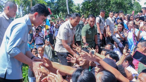 Kunker Di NTT Wapres Menyapa Pelajar, Petani Hingga Nelayan Wapres Gibran saat menyapa warga di NTT. Foto : Ist
