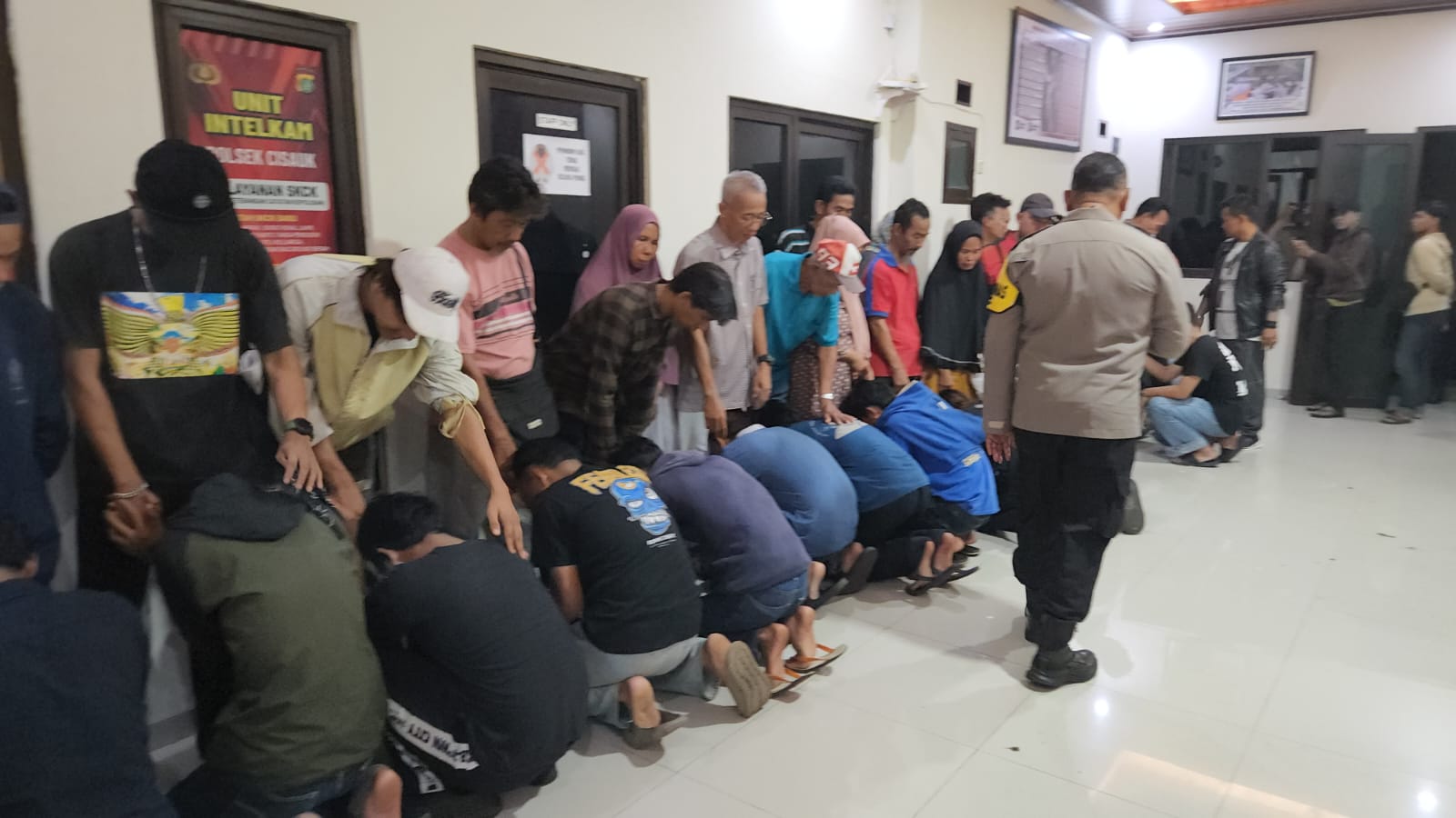 Minta Maaf Sambil Sujud ke Orang Tuanya, Puluhan Remaja yang Diamankan Polsek Cisauk Akhirnya Dipulangkan Foto : Ist