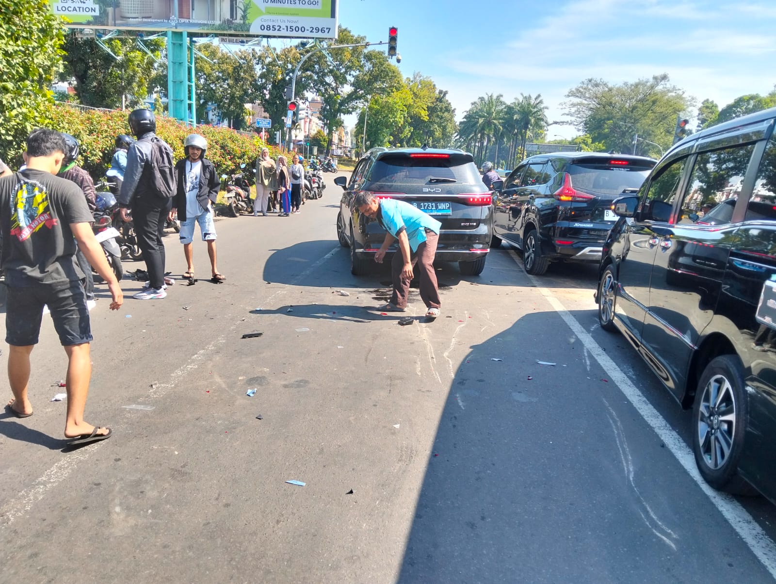 Mobil Seruduk 5 Kendaraan Sampai Ringsek Lokasi kecelakaan beruntun di wilayah Serpong, Minggu (18/5)