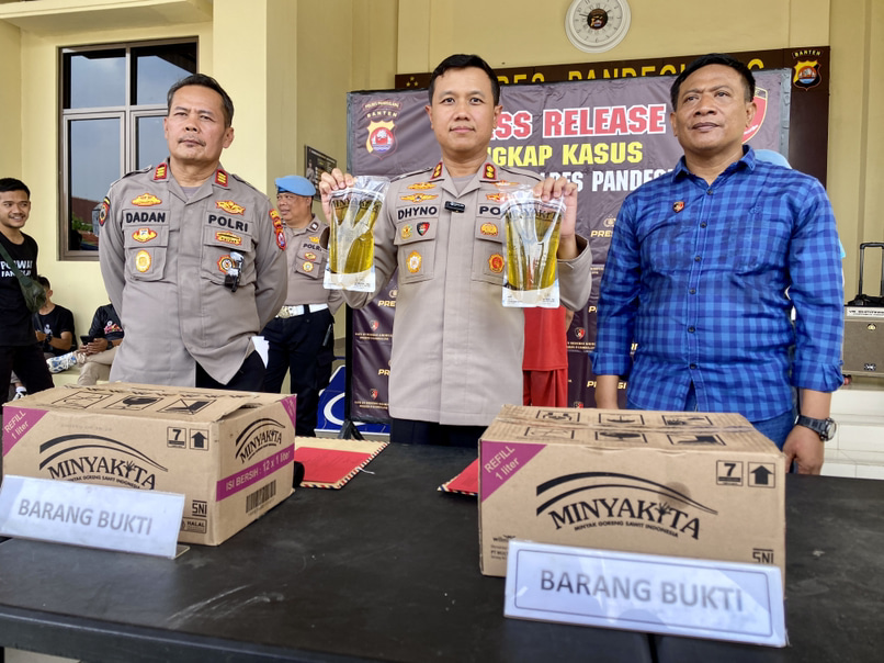 Modus Jual Minyak Murah, IRT Muda Dibekuk Polisi Kapolres Pandeglang, AKBP Dhyno Indra Setyadi didampingi jajarannya sedang menunjukan barang bukti berupa minyakita, saat press release di halaman Polres Pandeglang, Selasa (6/5).