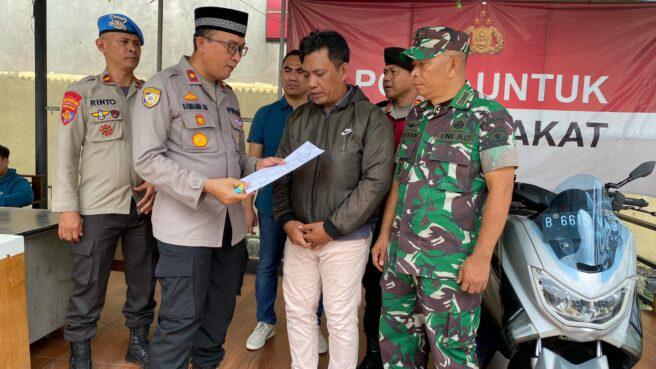 Motor Penjual Gorengan Dikembalikan Polisi Polsek Ciputat Timur kembalikan sepada mtoro yang sempat dicuri kepada korban.