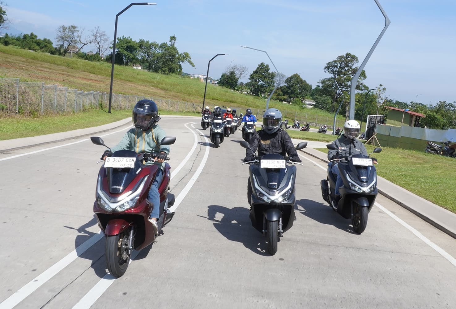 New Honda PCX160 Media Exploration, Konektivitas Tanpa Batas Dengan Honda RoadScync TOURING. Para wartawan ikut rasakan sensasi dan kenyamanan berkendara dengan PCX160. Foto : Ist