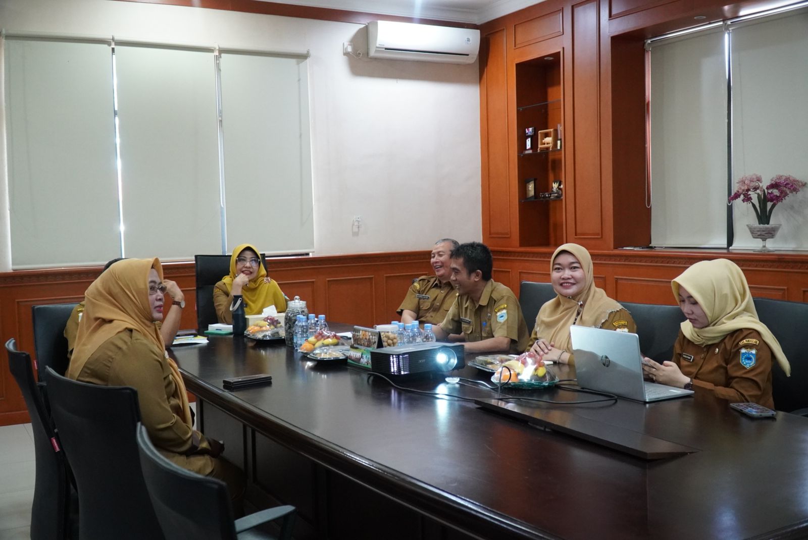 Bupati Pandeglang Raden Dewi Setiani sedang melakukan rapat koordinasi persiapan acara gebrak ngadu bedug 2025 dengan jajarannya, di ruang kerjanya, Senin (19/5).
