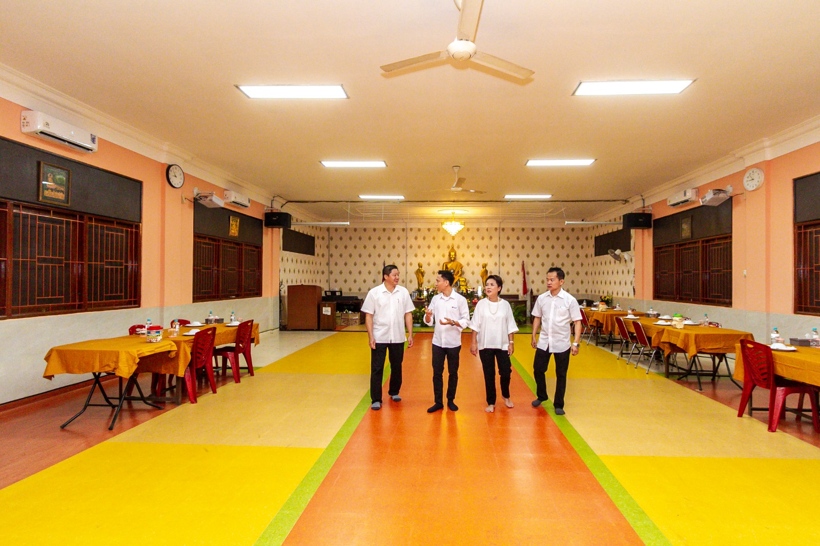 Nippon Paint Revitalisasi Vihara Dhamma Bakti di Hari Waisak Ki-ka: Goandi, Dayaka Sabha Vihara Dhamma Bhakti bersama Topan Wijaksono, Regional Sales Manager Nippon Paint Indonesia dan Ci Yeyen, Pemilik Toko Cat Sumber Karya Tangerang, serta The Shien Yung, Kepala Depot Tangerang meninjau hasil Vihara yang telah mendapatkan donasi cat Nippon. (Ist)