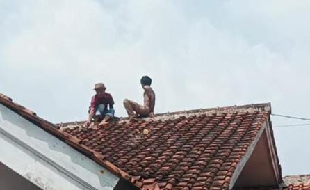 ODGJ Telat Minum Obat Menginap Semalaman di Genting Rumah Warga di Gunung Sindur Foto : Ist