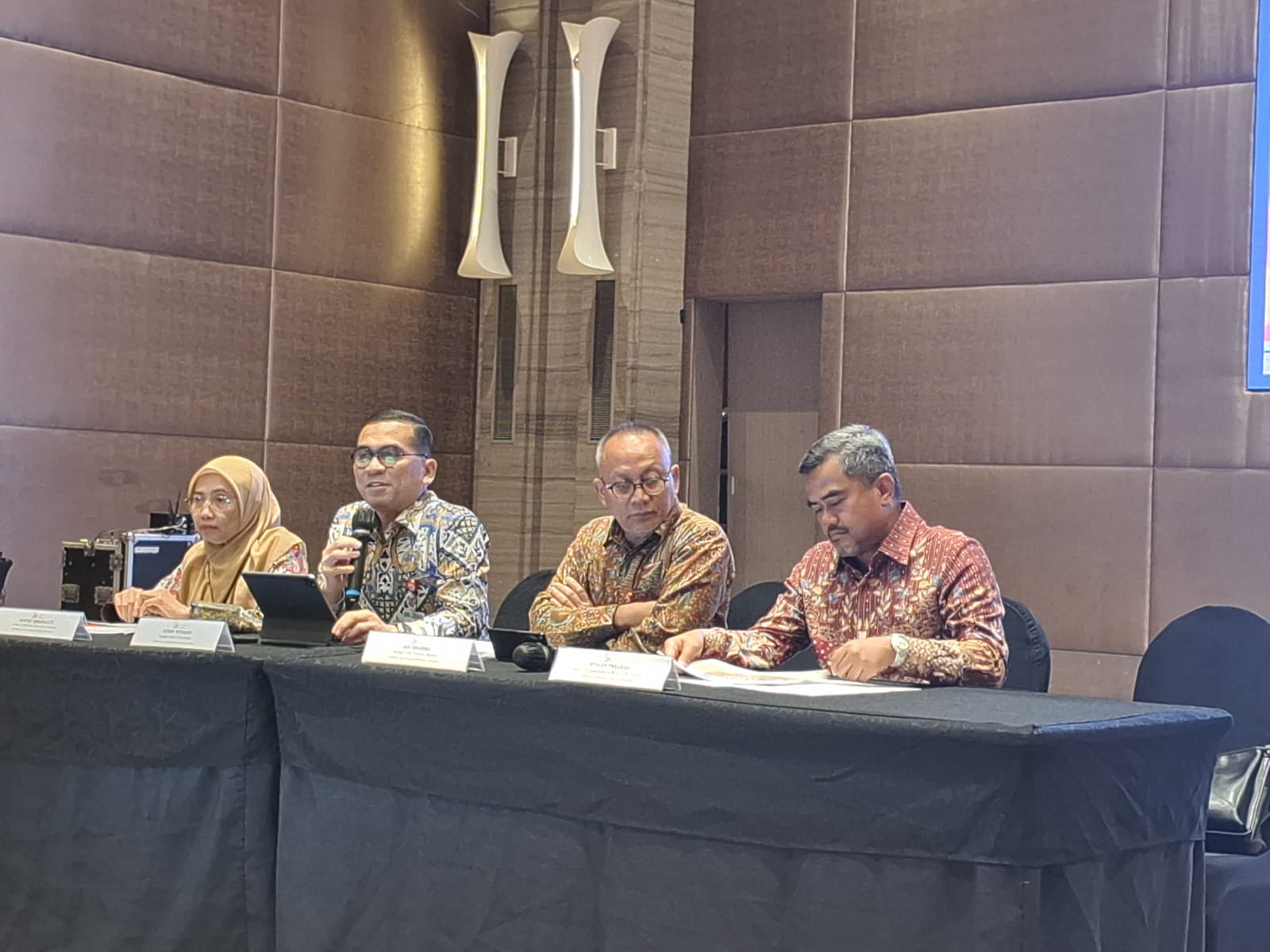 OJK Dorong BPR/BPRS Perkuat Tata Kelola dan Manajemen Risiko Kepala OJK Jabodebek Edwin Nurhadi (kedua dari kiri) alam Bincang Santai Bersama Media di salah satu hotel di Kota Tangerang, beberapa waktu lalu.(Yuliawati Saripudin-Tangsel Pos)