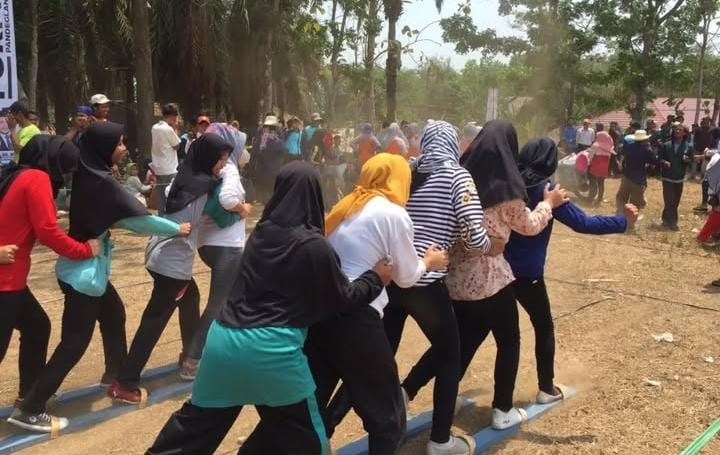 Para pelajar sedang melakukan olahraga tradisional terompah panjang atau bakiak, saat mengikuti perlombaan yang digagas Kormi Pandeglang, beberapa waktu lalu.
