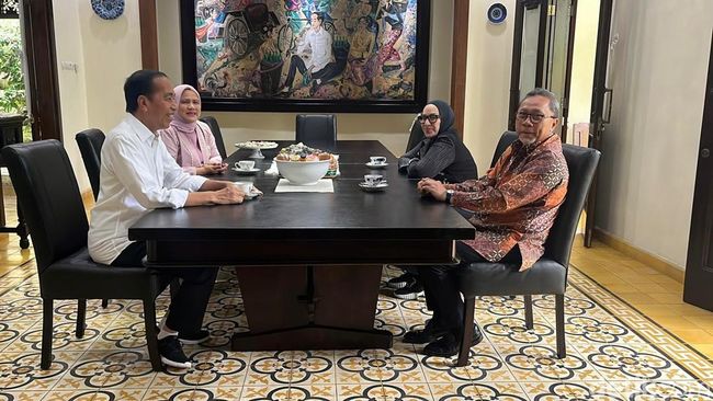 Jokowi saat menerima Ketum PAN Zulkifli Hasan. Foto : Ist